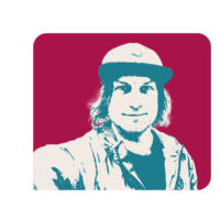 Un homme aux cheveux mi-longs et à la casquette de baseball regarde aimablement l'appareil photo. L'arrière-plan est rouge foncé, tandis que le haut de son corps est vert pétrole. Le portrait est illustré dans un style pochoir et présenté dans des couleurs contrastées, ce qui donne à l'image un aspect artistique.